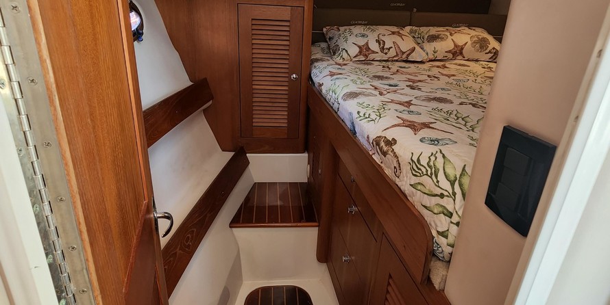 Glacier bay isle runner blue hull 2670