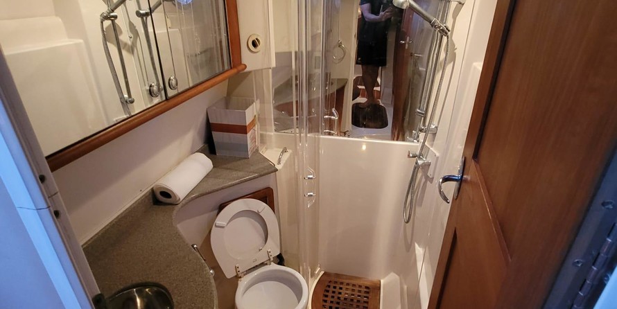 Glacier bay isle runner blue hull 2670