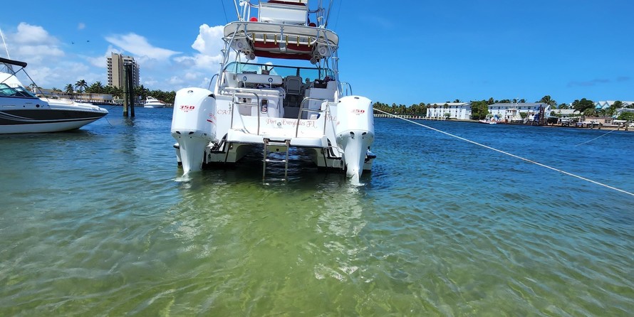 Glacier bay isle runner blue hull 2670