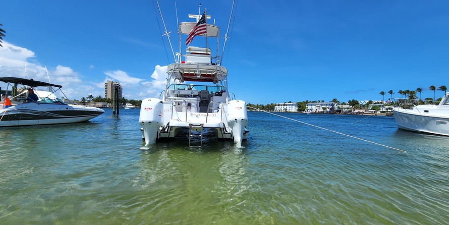 Glacier bay isle runner blue hull 2670