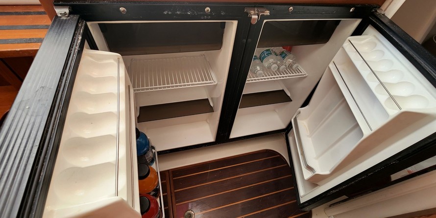 Glacier bay isle runner blue hull 2670