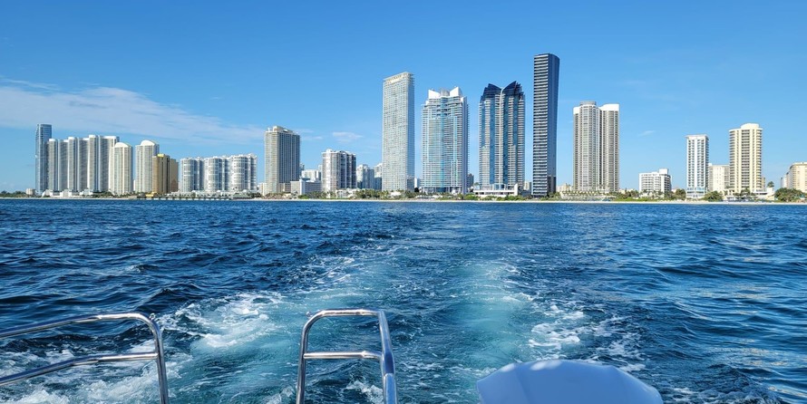 Glacier bay isle runner blue hull 2670