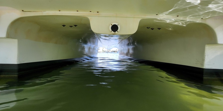 Glacier bay isle runner blue hull 2670