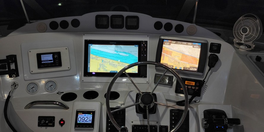 Glacier bay isle runner blue hull 2670