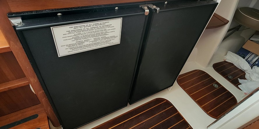 Glacier bay isle runner blue hull 2670