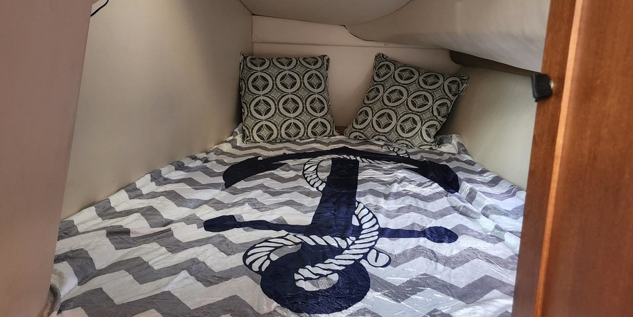 Glacier bay isle runner blue hull 2670