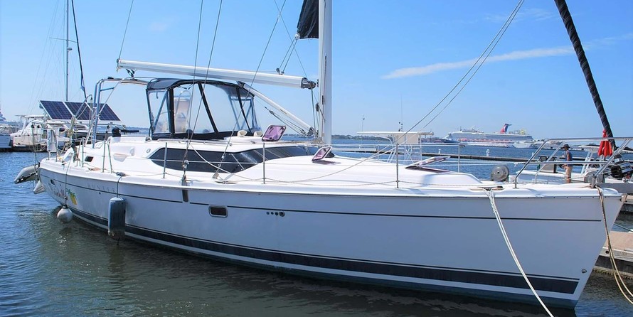 Marlow-Hunter 50 Center Cockpit