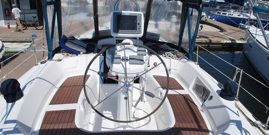 Marlow-Hunter 50 Center Cockpit