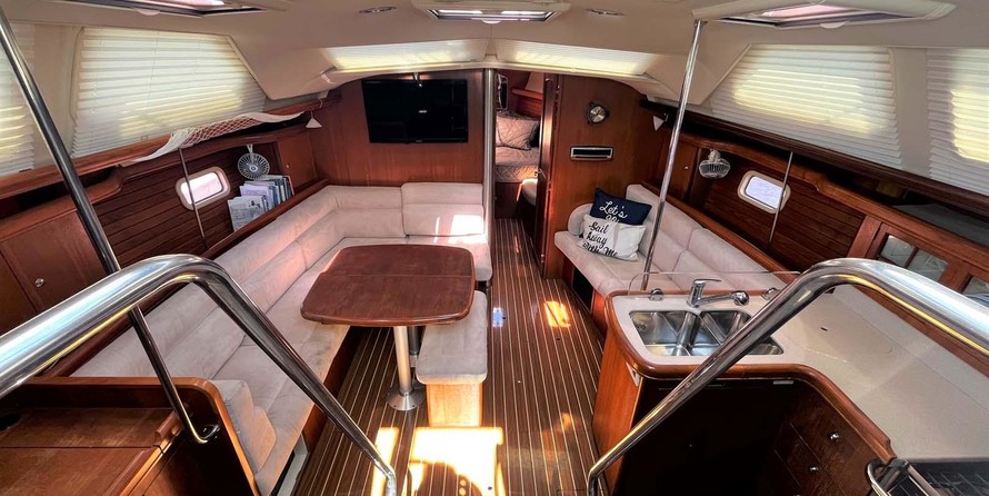 Marlow-Hunter 50 Center Cockpit