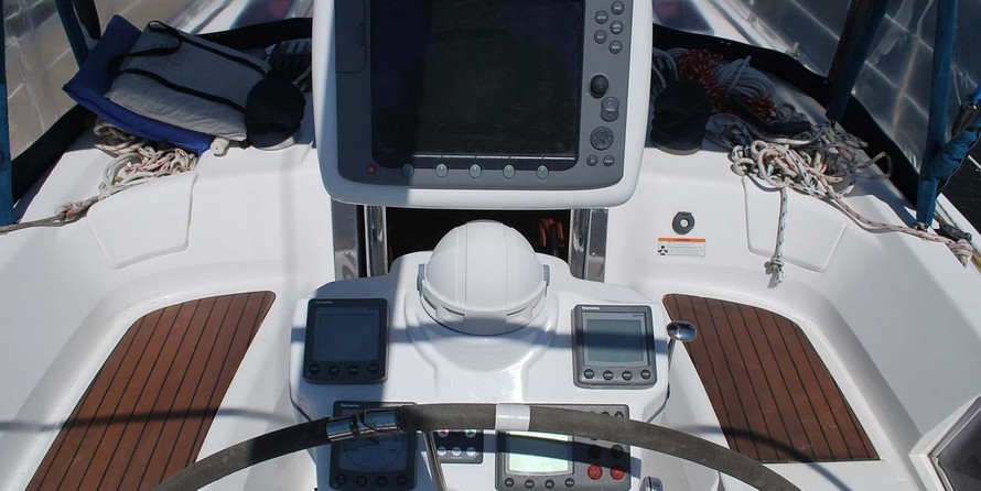 Marlow-Hunter 50 Center Cockpit