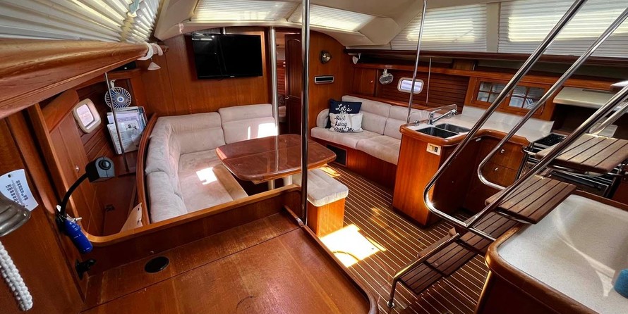 Marlow-Hunter 50 Center Cockpit