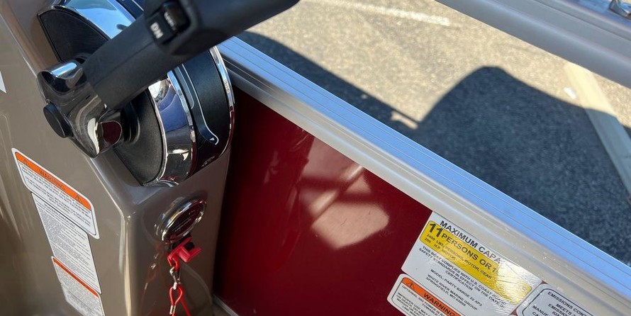 Sun Tracker Party Barge 22 XP3