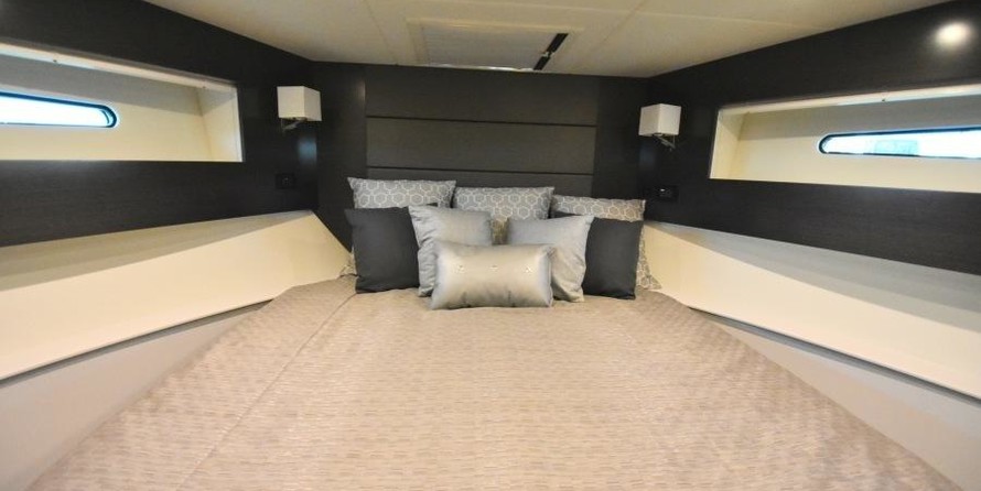 Cruisers Yachts 42 Cantius