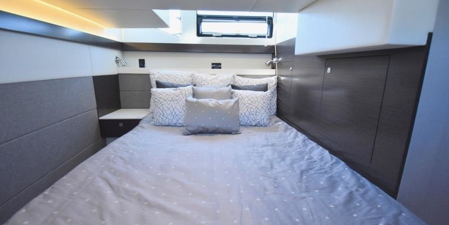 Cruisers Yachts 42 Cantius