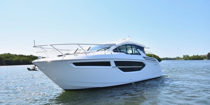 Cruisers Yachts 42 Cantius