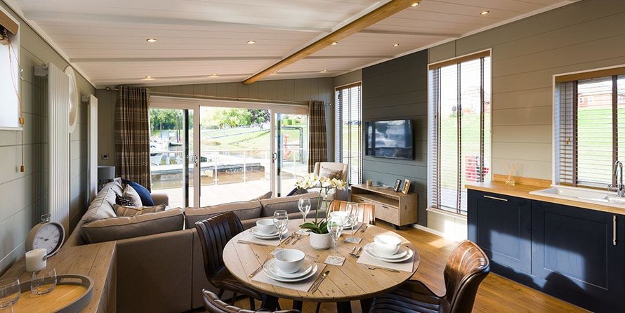 Wide beam narrowboat 65 x 12 hanbury monarch