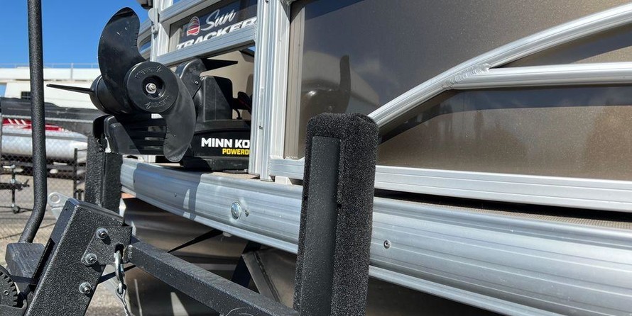 Sun Tracker Fishin Barge 24 XP3