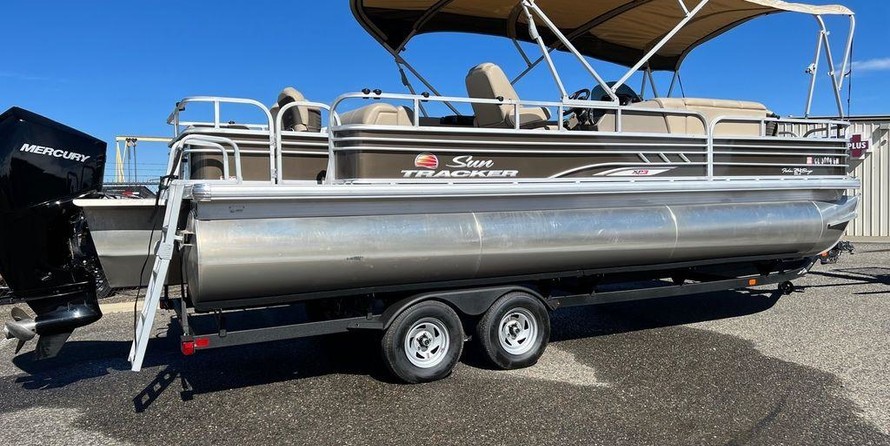 Sun Tracker Fishin Barge 24 XP3