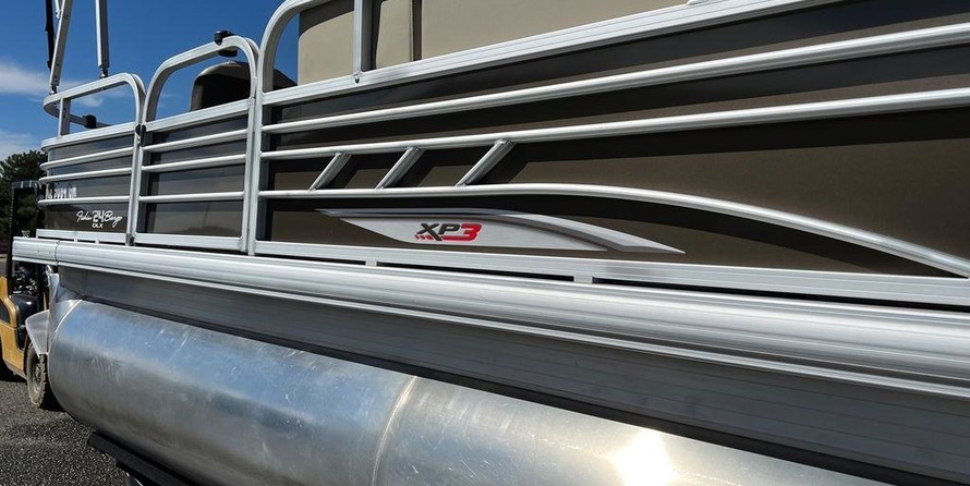 Sun Tracker Fishin Barge 24 XP3