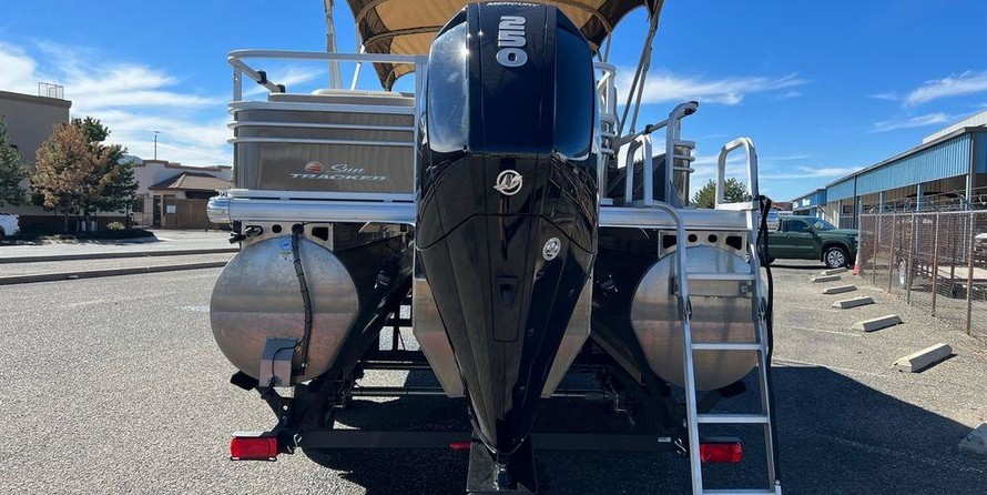 Sun Tracker Fishin Barge 24 XP3