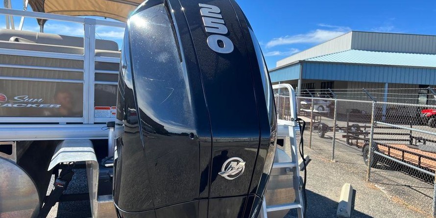 Sun Tracker Fishin Barge 24 XP3
