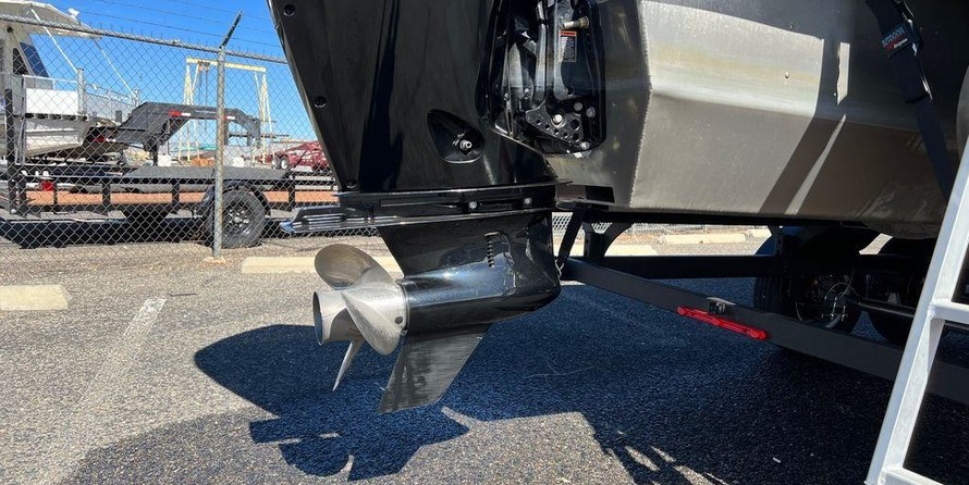 Sun Tracker Fishin Barge 24 XP3