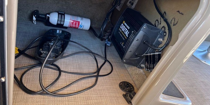 Sun Tracker Fishin Barge 24 XP3