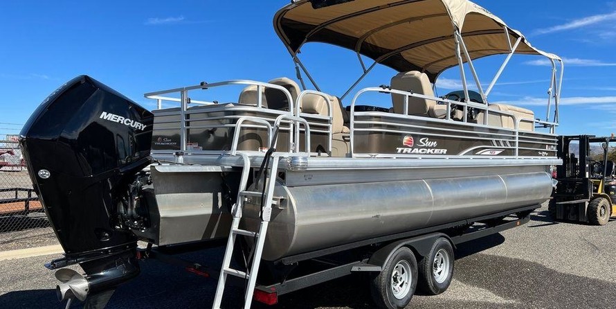 Sun Tracker Fishin Barge 24 XP3