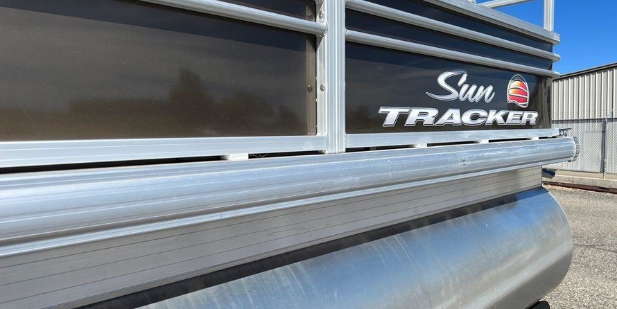 Sun Tracker Fishin Barge 24 XP3