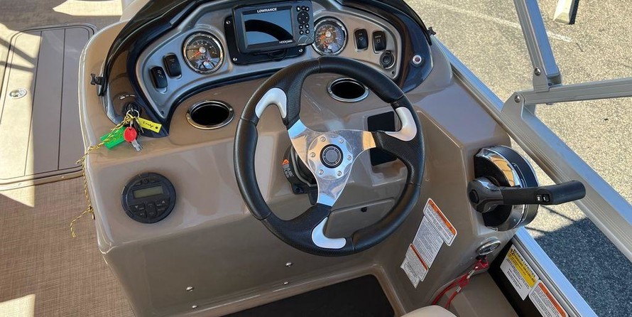 Sun Tracker Fishin Barge 24 XP3