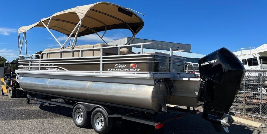 Sun Tracker Fishin Barge 24 XP3