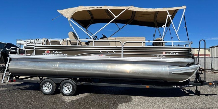 Sun Tracker Fishin Barge 24 XP3
