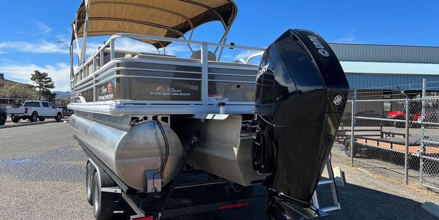 Sun Tracker Fishin Barge 24 XP3