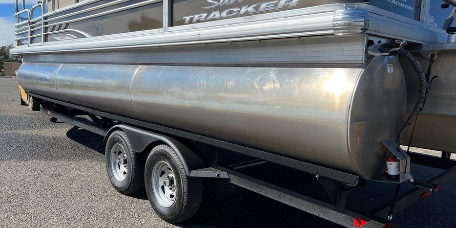 Sun Tracker Fishin Barge 24 XP3