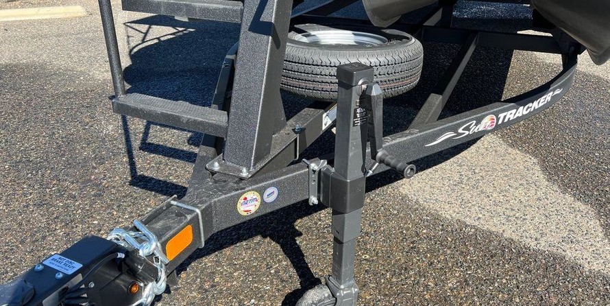 Sun Tracker Fishin Barge 24 XP3