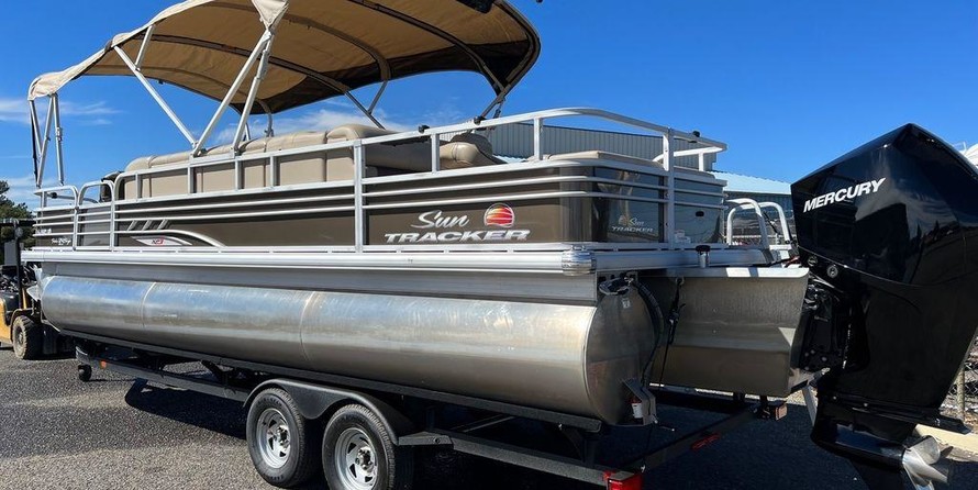 Sun Tracker Fishin Barge 24 XP3