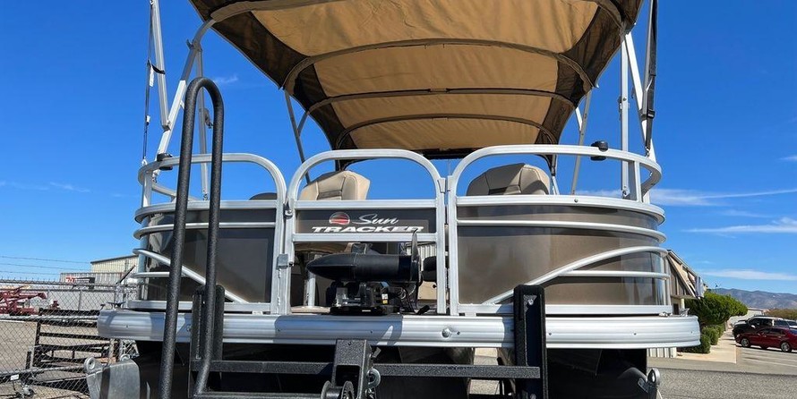 Sun Tracker Fishin Barge 24 XP3