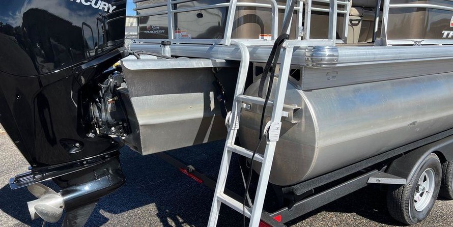 Sun Tracker Fishin Barge 24 XP3