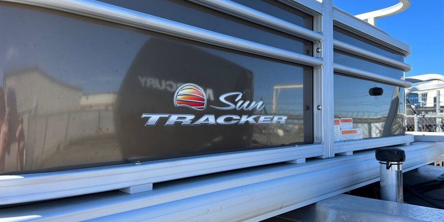 Sun Tracker Fishin Barge 24 XP3