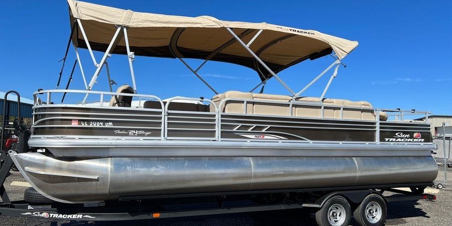 Sun Tracker Fishin Barge 24 XP3