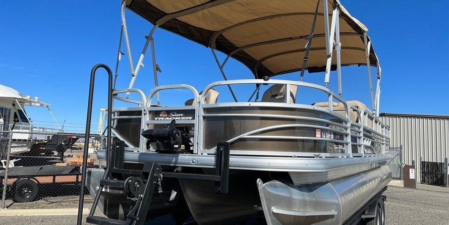 Sun Tracker Fishin Barge 24 XP3