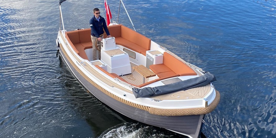 Interboat intender 820