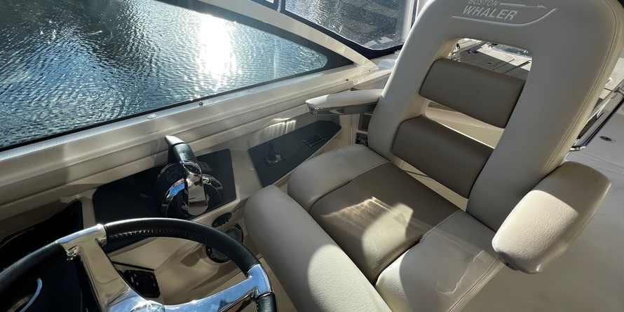 Boston Whaler 320 Vantage