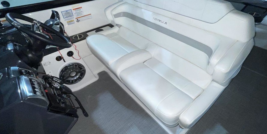 Formula 350 Crossover Bowrider