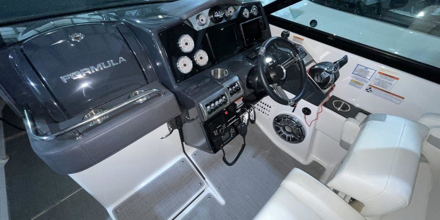 Formula 350 Crossover Bowrider