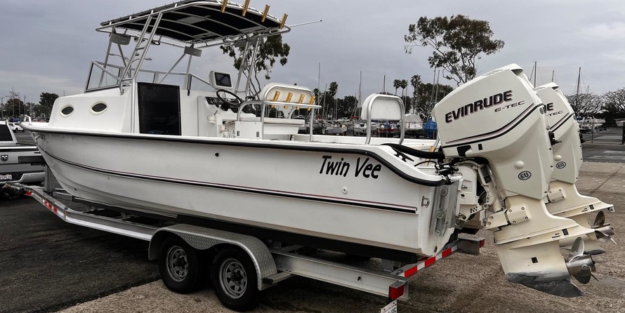 Twin vee 26 family fisherman