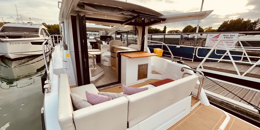 Sealine C335