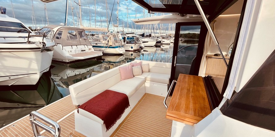 Sealine C335