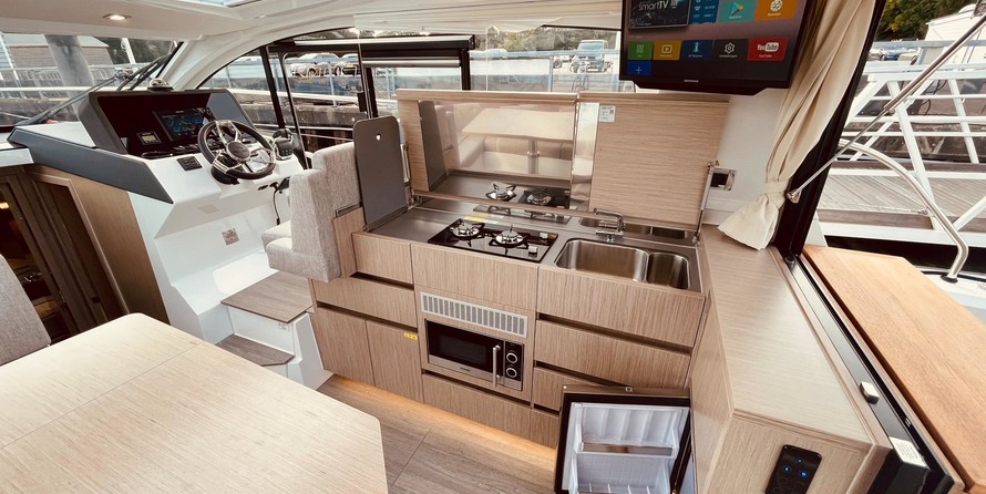 Sealine C335