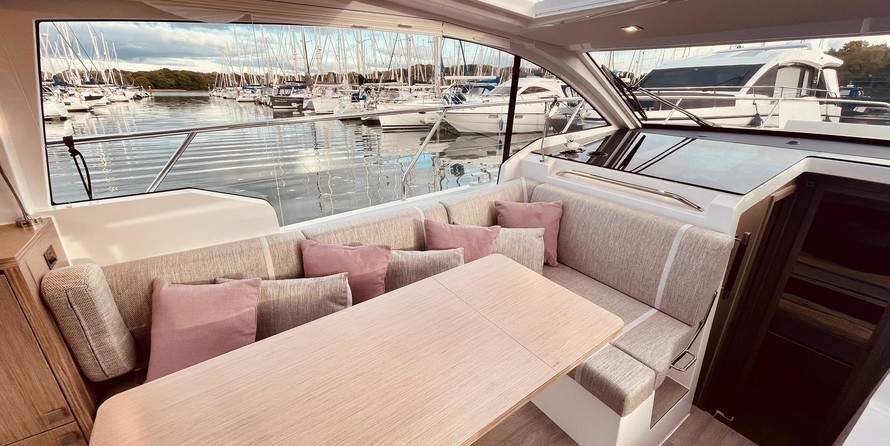 Sealine C335